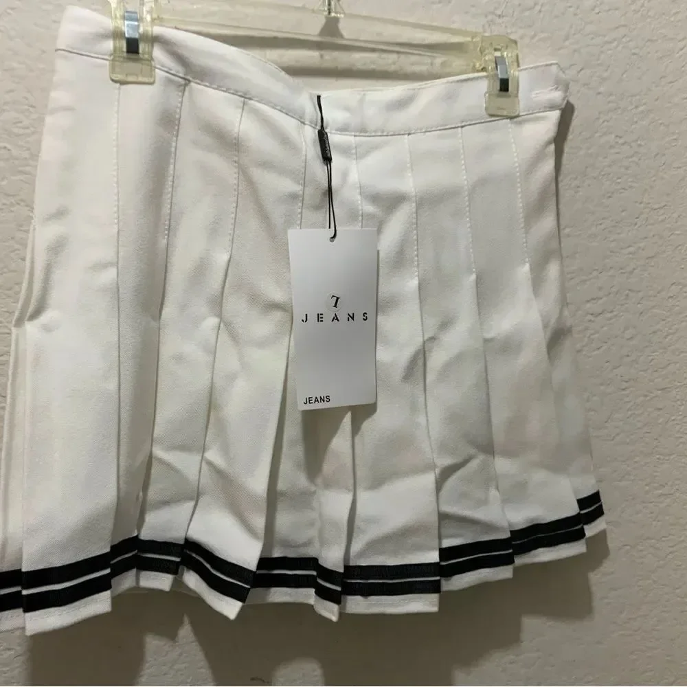 Xin yi zu wears Girls White Pleated A-Line Skirt Size L